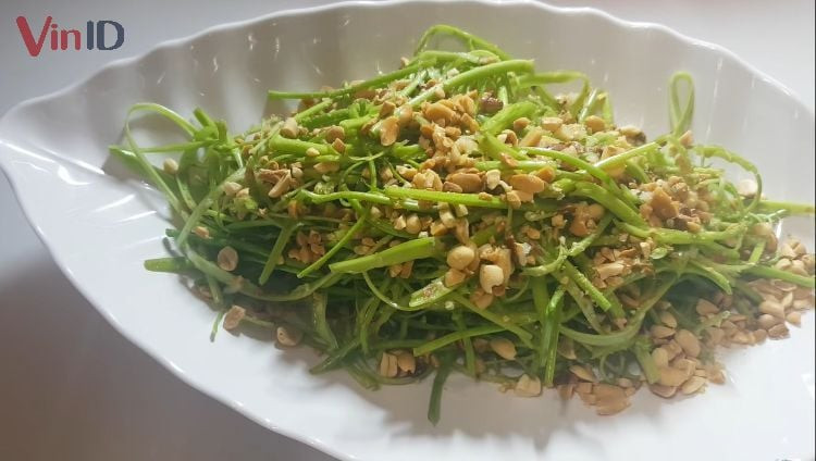 Rau muống bào sẵn sàng để chế biến