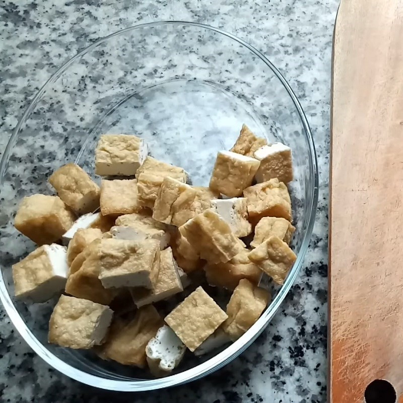 Sơ chế nguyên liệu kho đậu hũ