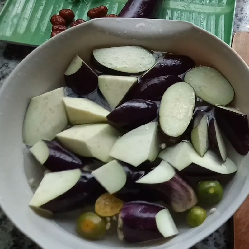 Sơ chế cà tím kho đậu hũ