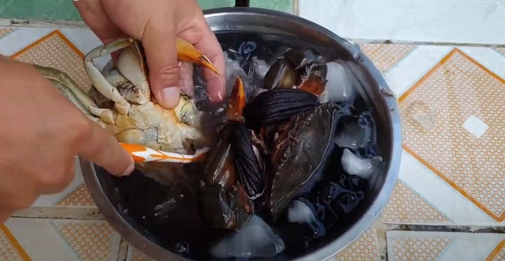 Bước 1 Sơ chế nguyên liệu Cua hấp bia