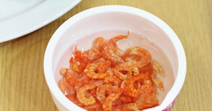 Ngâm tôm khô với nước ấm