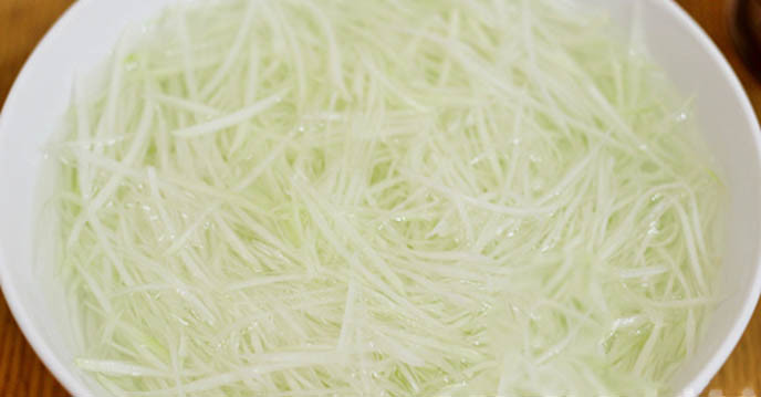 Đu đủ được ngâm trong nước đá lạnh