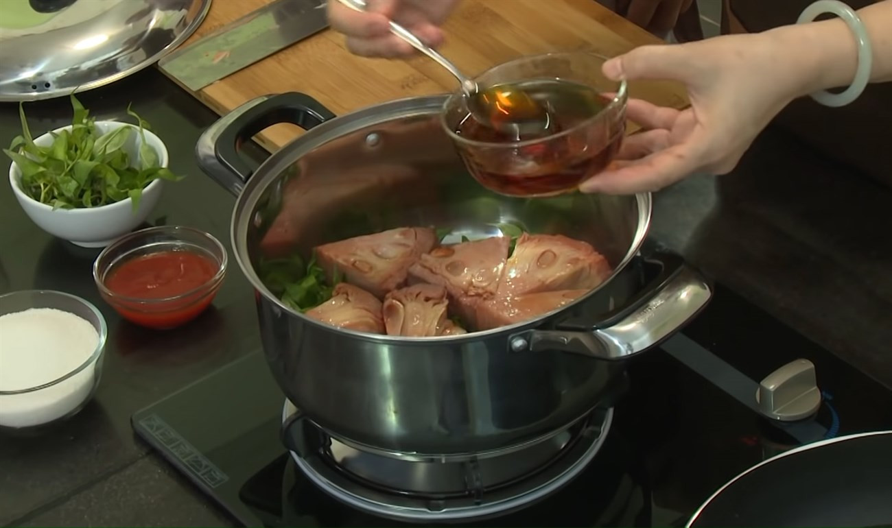 Mít non kho nghệ với rau răm và ớt
