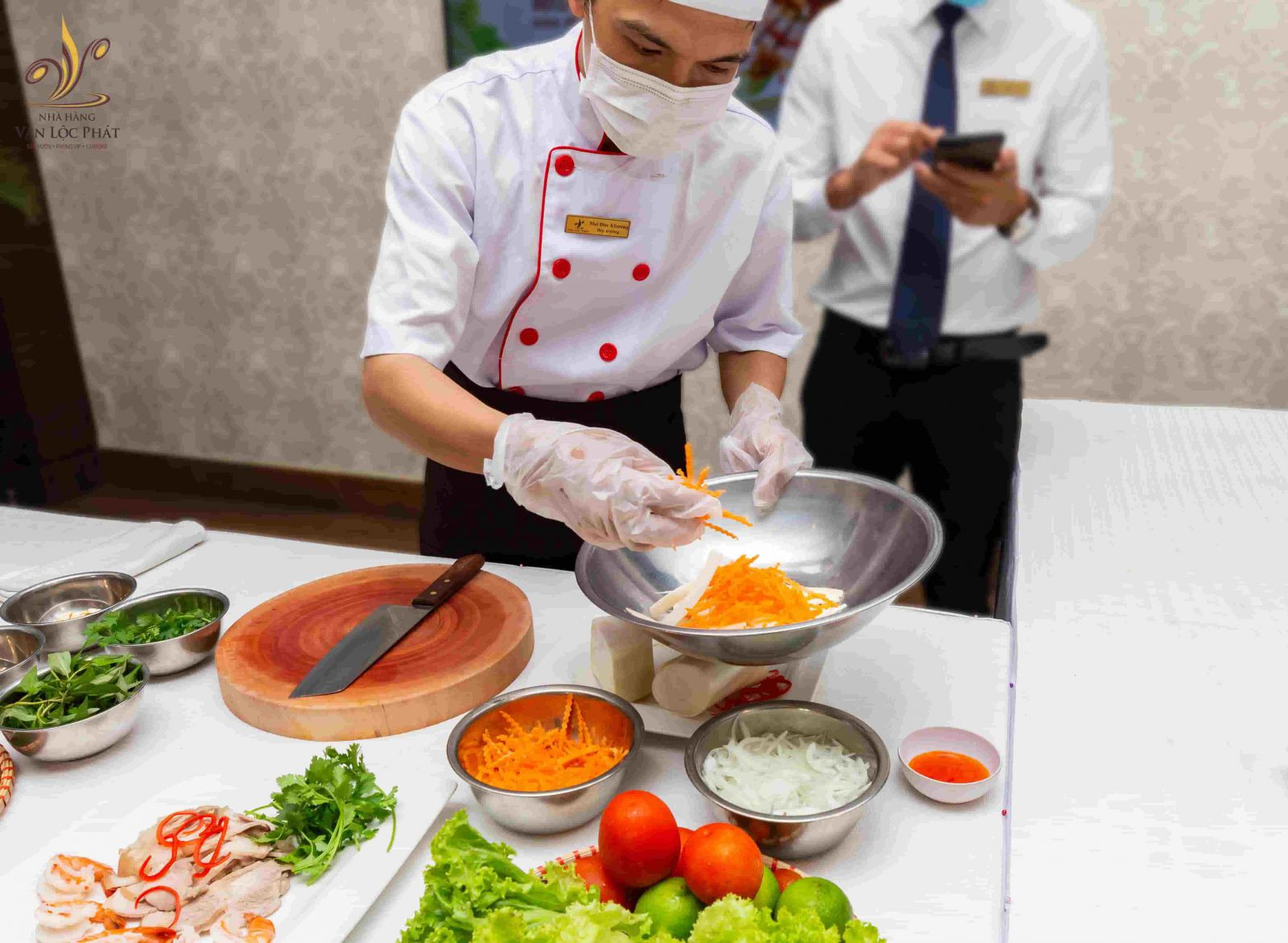 Cách sơ chế nguyên liệu cho món gỏi tôm khô củ hũ dừa