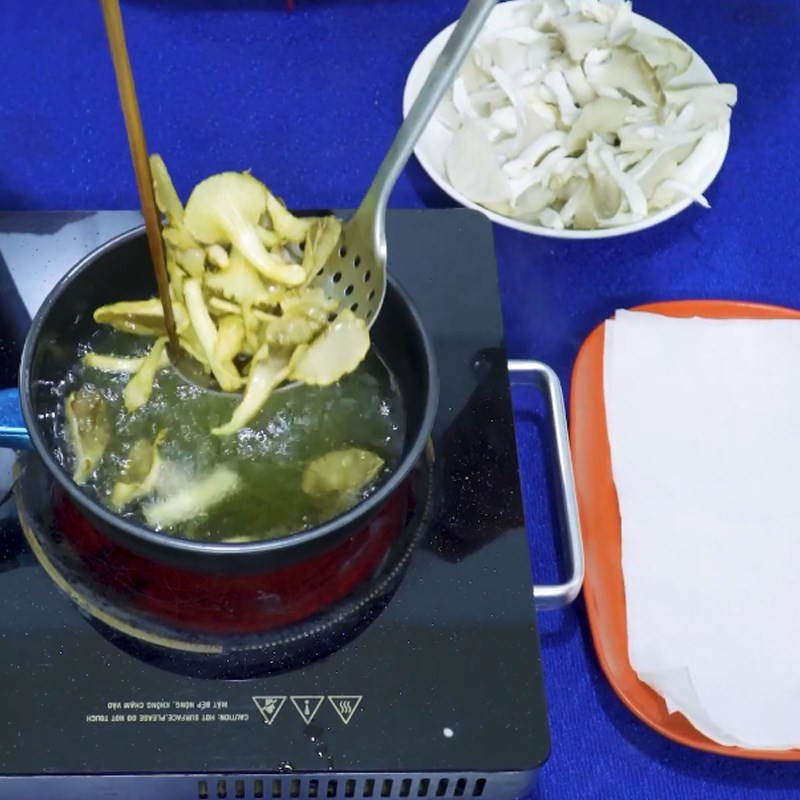 Bước 2 Chiên nấm Gỏi bưởi nấm chay