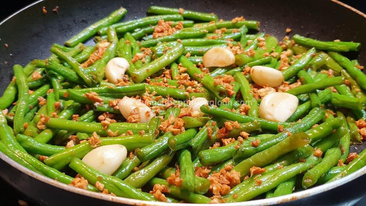 Judías verdes salteadas con ajo terminadas