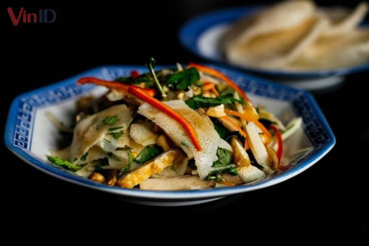 Plato terminado de ensalada de palmito vegetariana