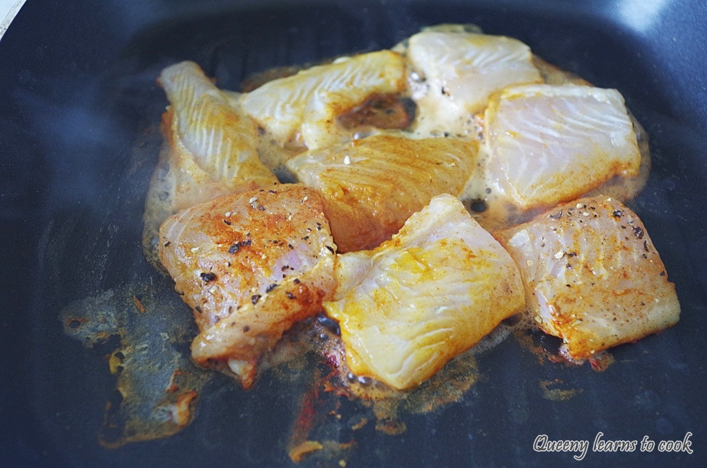 Gỏi cá basa trộn gỏi với cá basa nướng trên vỉ