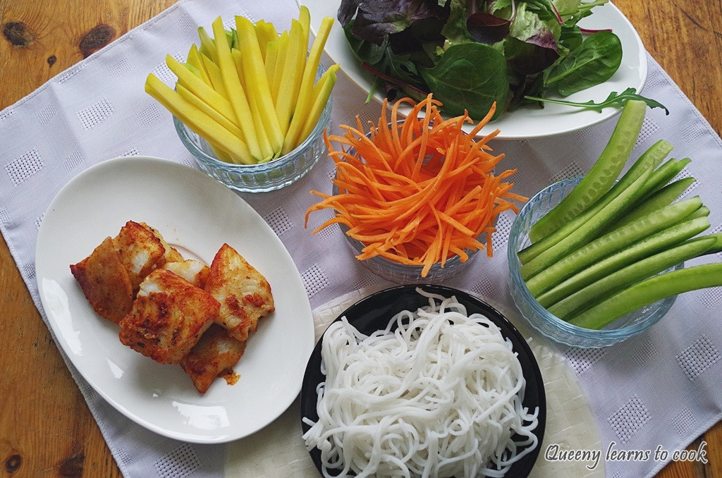 Gỏi cá basa trộn gỏi với cà rốt ngâm giấm