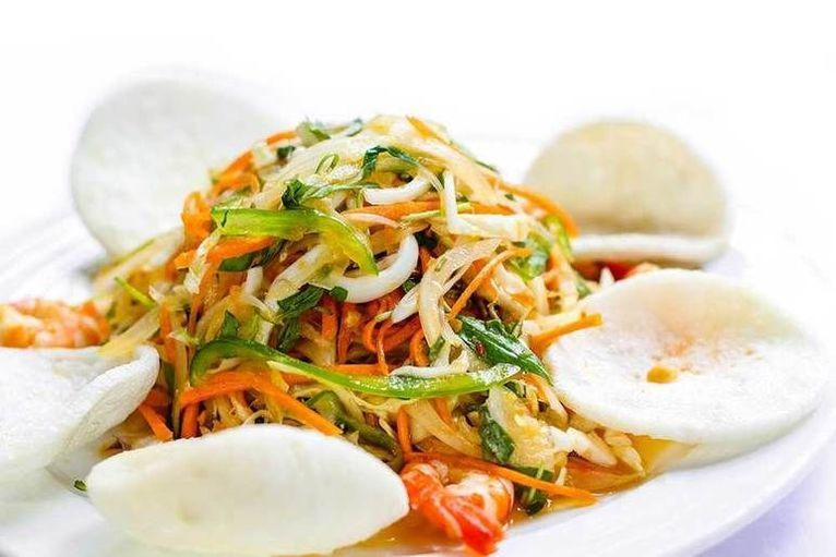 Gỏi ngó sen với bánh phồng tôm
