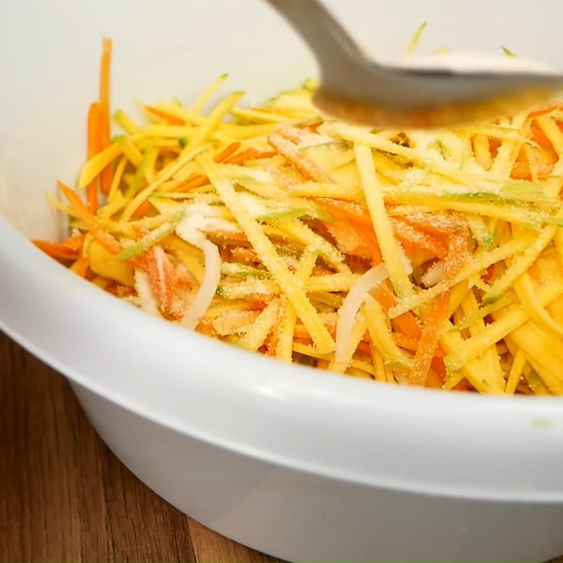 Xóc đường cho xoài, cà rốt, hành tây gỏi xoài xanh chay