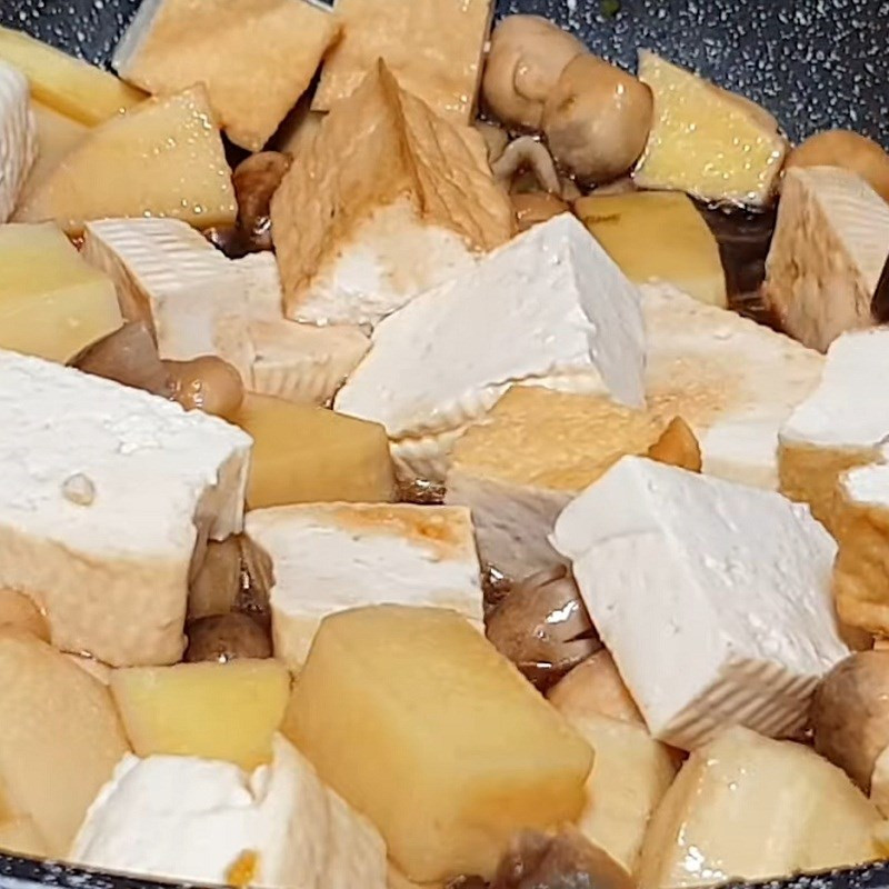 Braised tofu and bamboo shoots simmering in sauce