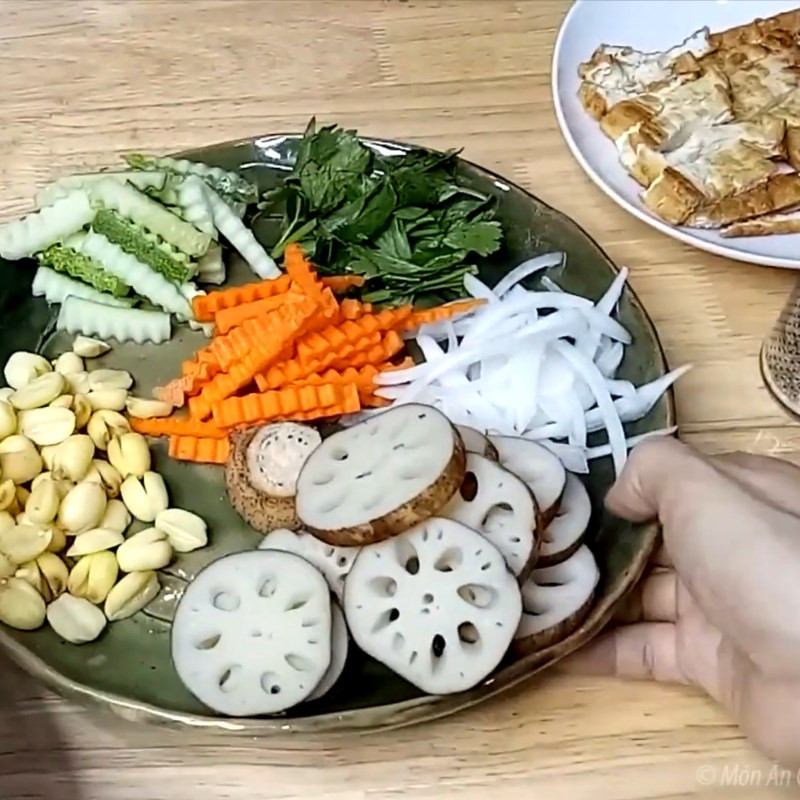 Làm gỏi củ sen chay