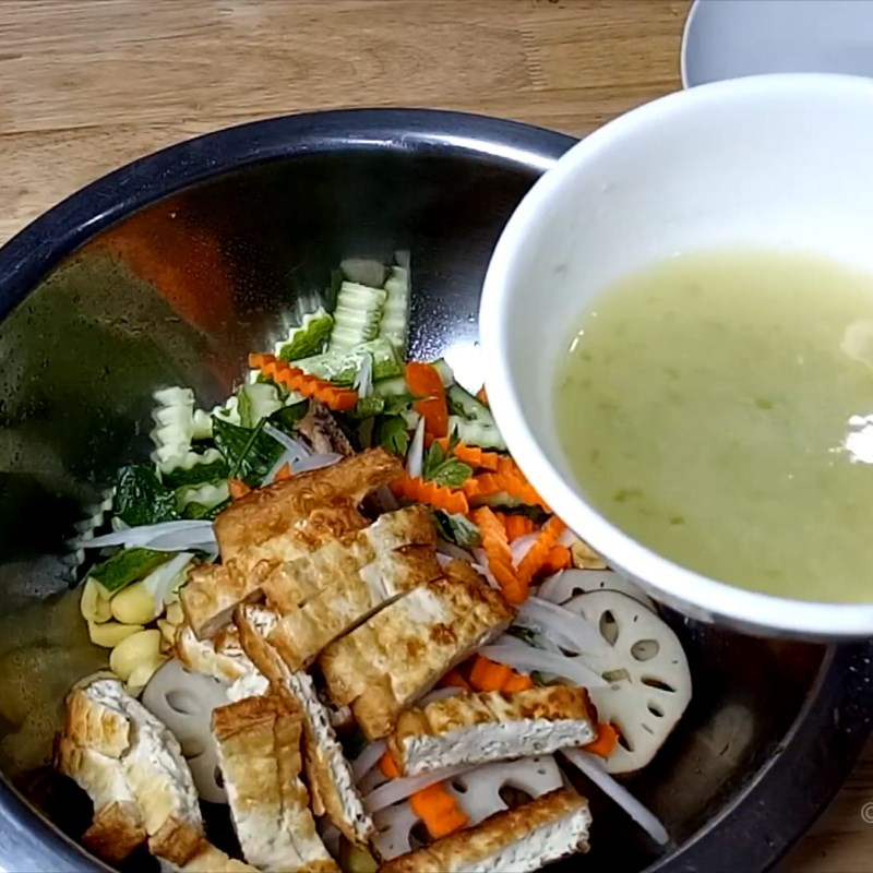 Làm gỏi củ sen chay