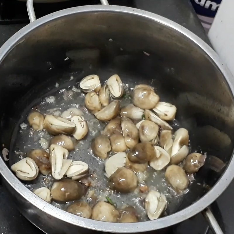 Nấu canh mướp nấu nấm rơm