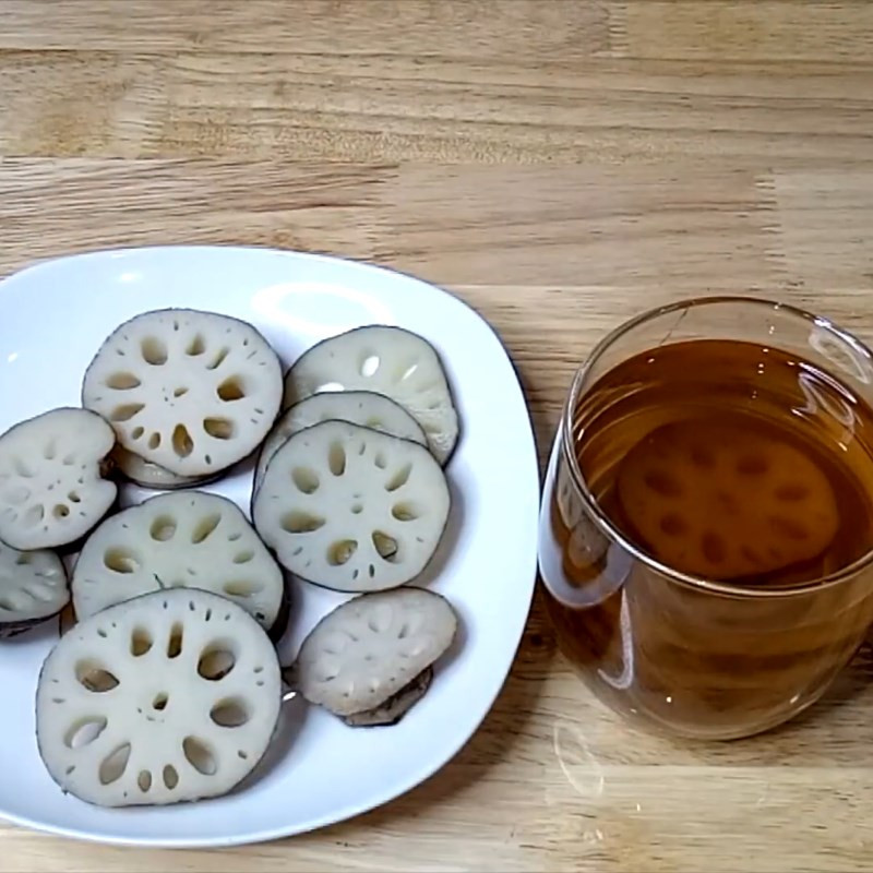 Nấu chín củ sen và hạt sen gỏi củ sen chay