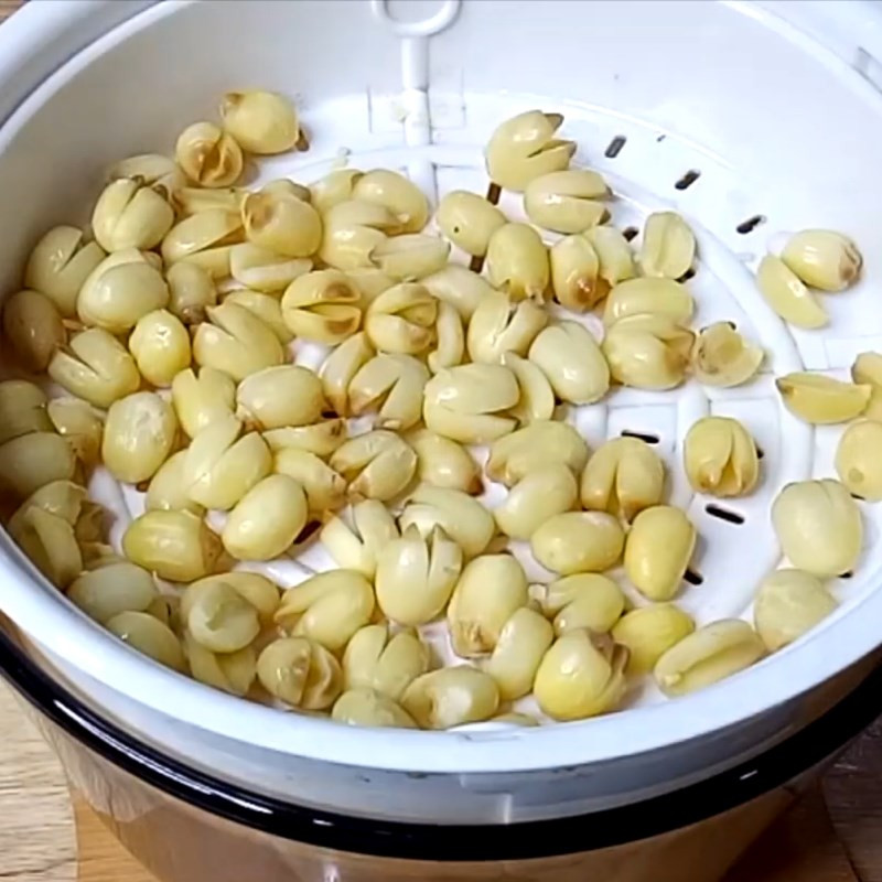 Nấu chín củ sen và hạt sen gỏi củ sen chay