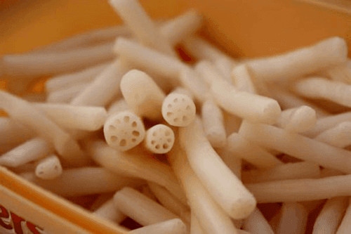 Ngó sen cắt khúc, chẻ đôi rồi ngâm cùng nước giấm gạo pha loãng