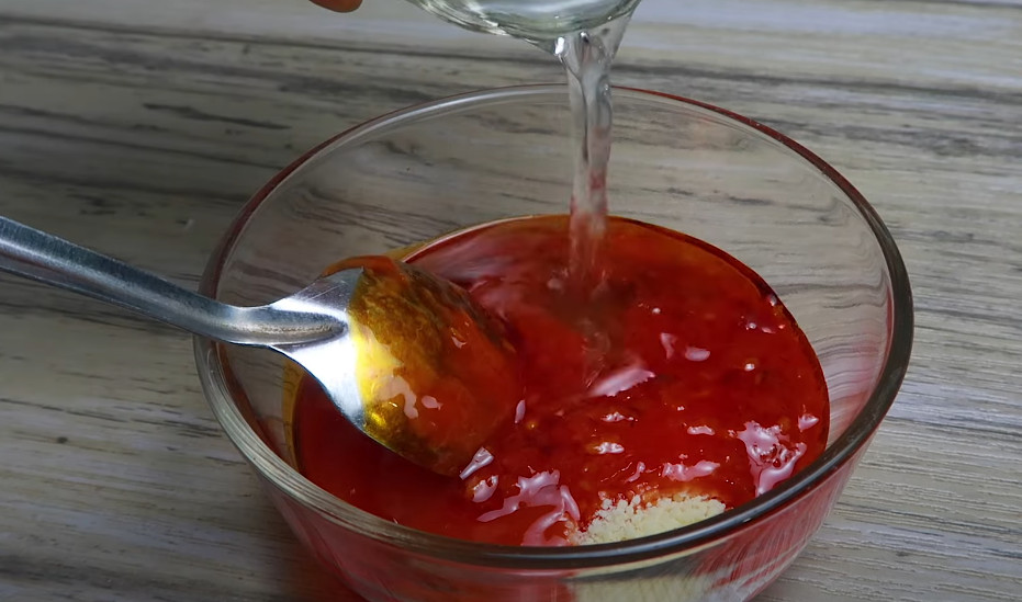 Preparando la salsa para mojar el tofu horneado