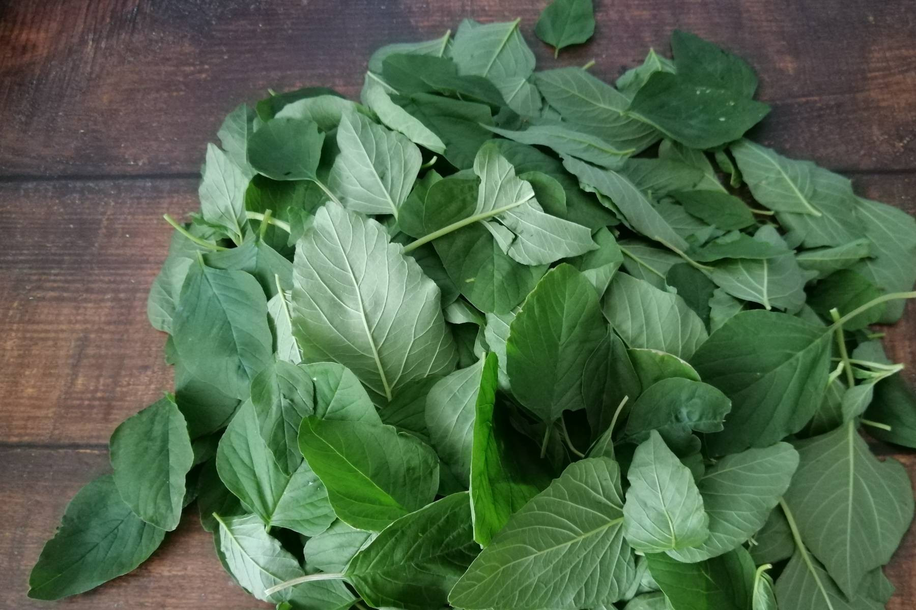 Sơ chế rau dền trắng để làm gỏi