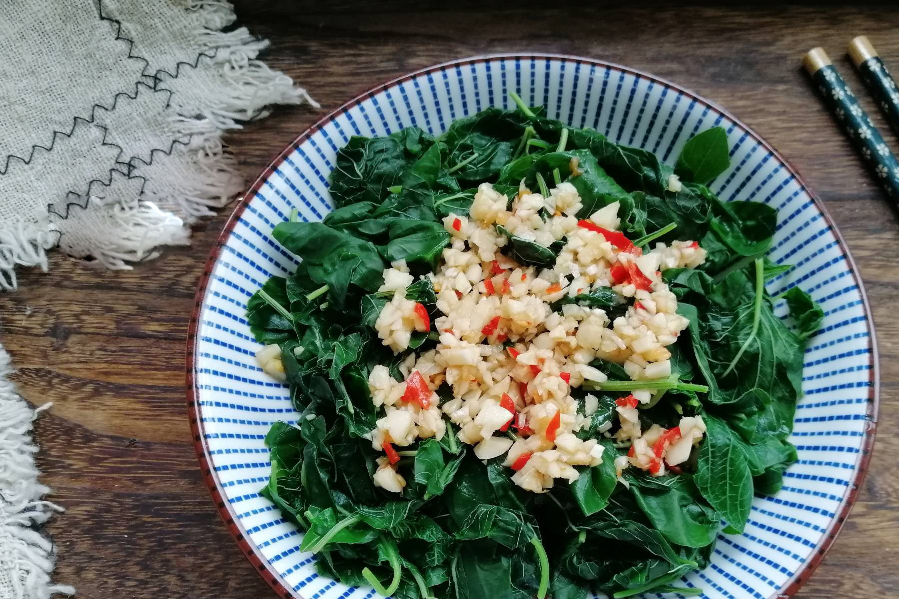 Món gỏi rau dền trộn hoàn thành