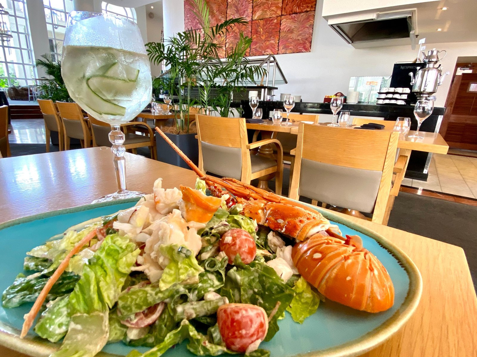 Ensalada de langosta y verduras lista para servir