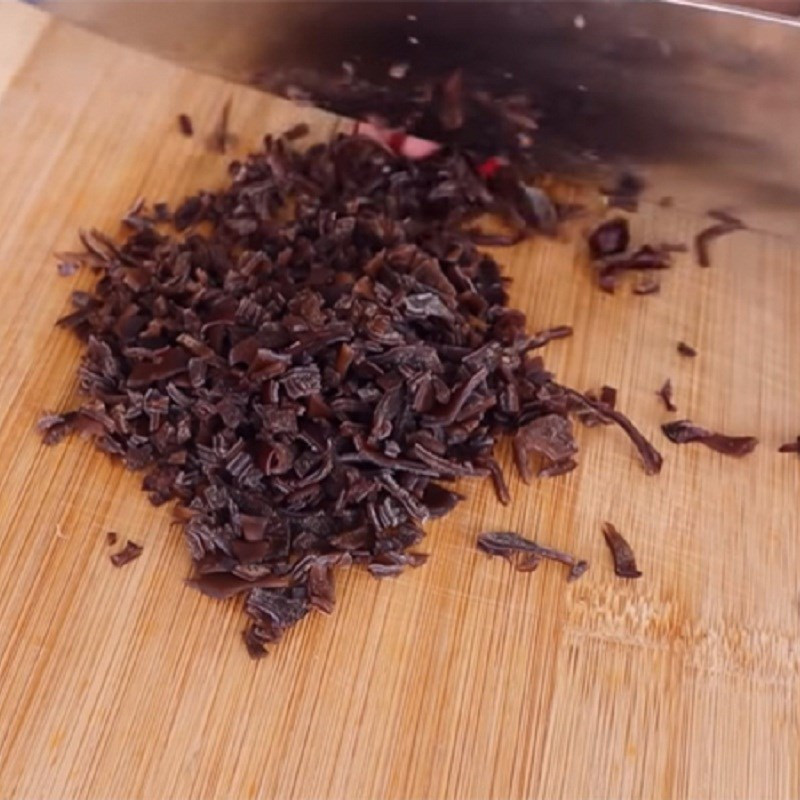 Step 2: Slicing rehydrated wood ear mushrooms