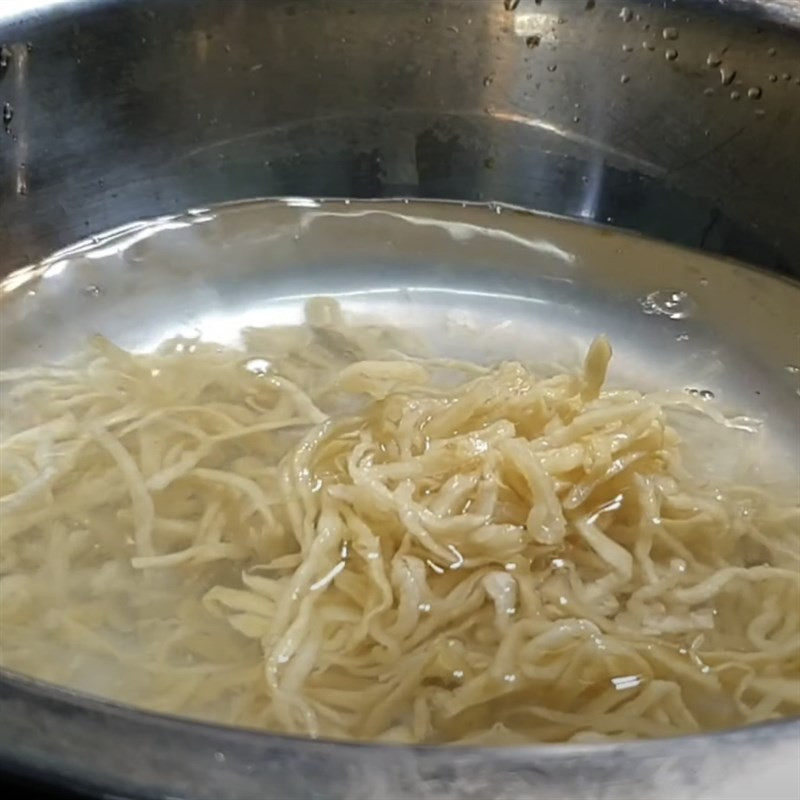 Sơ chế củ cải muối kho chay
