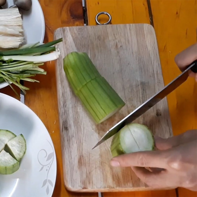 Sơ chế nguyên liệu canh mướp nấu nấm rơm