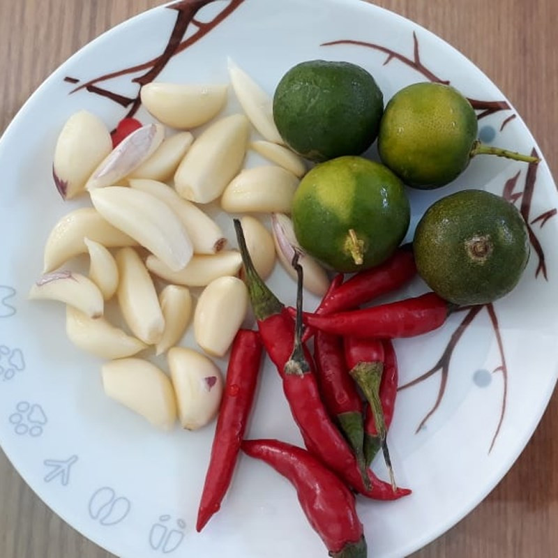 Tossing fresh jellyfish and green mango salad