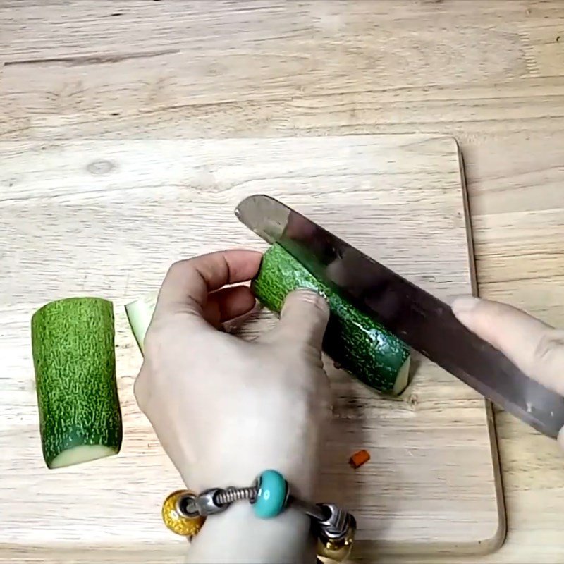 Sơ chế rau củ gỏi củ sen chay