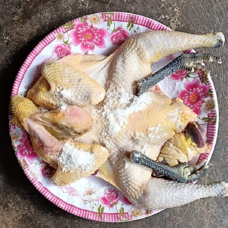 Hành tây thái mỏng ngâm trong nước đá lạnh để giảm vị hăng