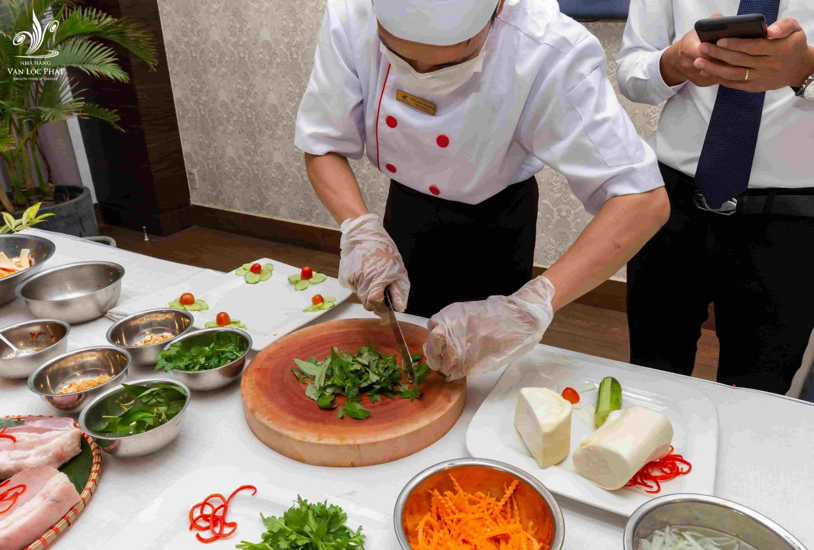 Cách sơ chế thịt và tôm khô cho món gỏi tôm khô củ hũ dừa