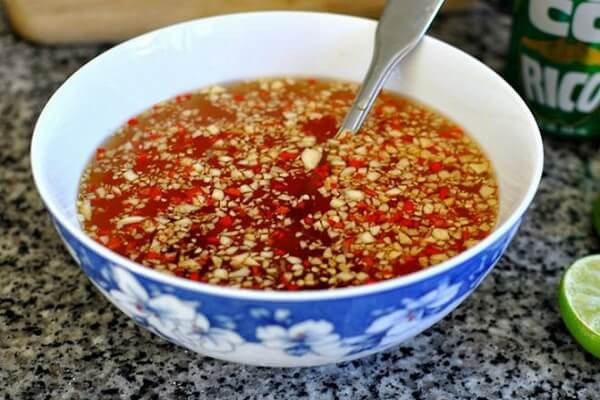 Trộn nước xốt với các nguyên liệu cho đều và ngấm vị