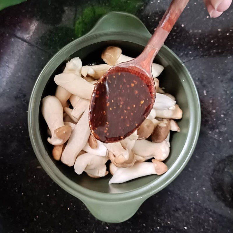 Sơ chế nguyên liệu nấm đùi gà kho tiêu xanh