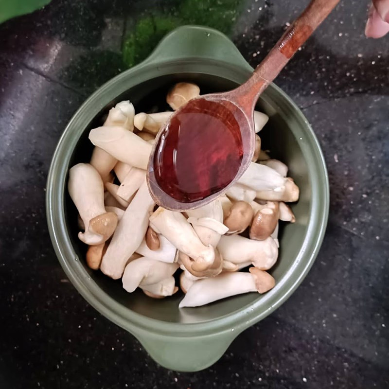 Ướp nấm đùi gà kho tiêu xanh