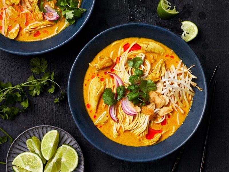 Review cà ri Khao Soi: đặc sản Thái Bắc ít nơi bán tại Việt Nam 4 Linh hồn của cà ri Khao Soi nằm ở nước dùng được nấu từ nước cốt dừa béo ngậy hòa quyện cùng bột cà ri thơm nồng