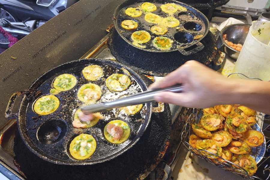 Cách đổ bánh khọt giòn không dính khuôn tại nhà