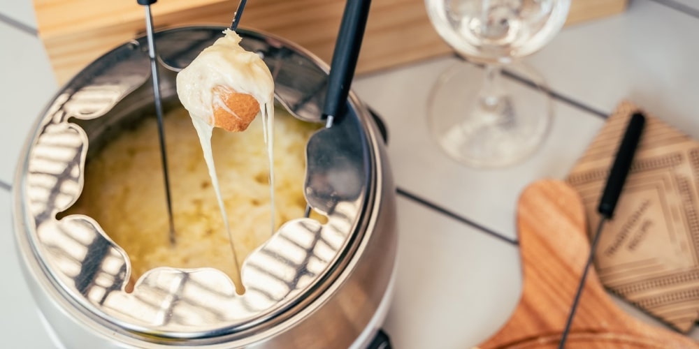 Sức hút của fondue phô mai là kết cấu sánh mịn, tan chảy mượt mà ngay khi vừa múc ra khỏi nồi