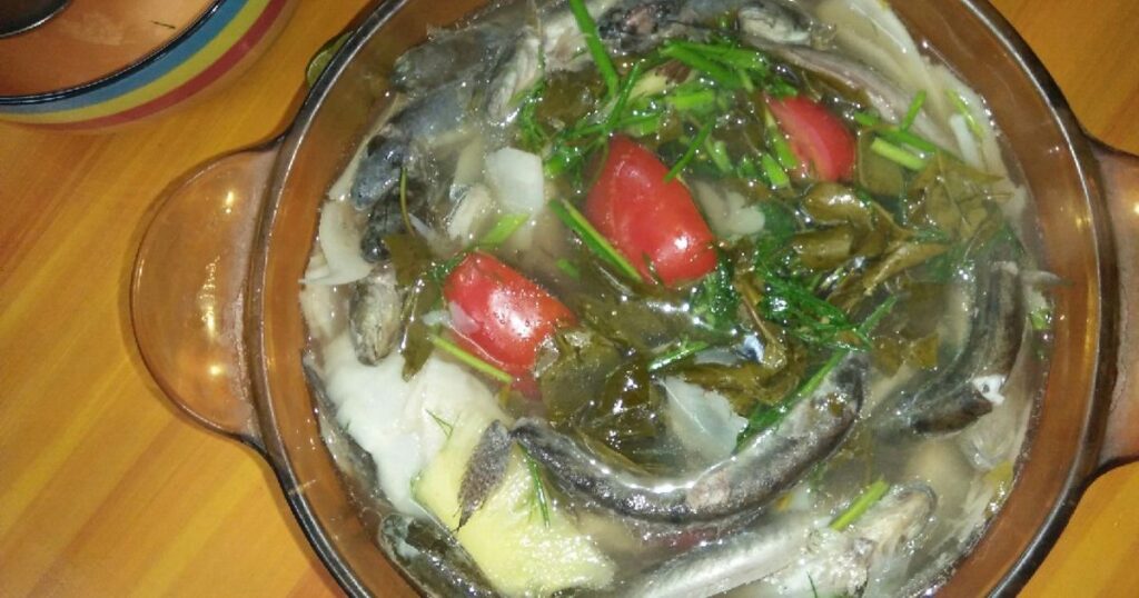 Hướng dẫn nấu canh chua cá kèo lá giang thơm ngon 4 Canh cá kèo kết hợp lá giang tạo vị chua thanh tự nhiên