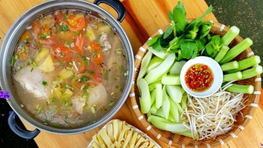Hướng dẫn nấu canh chua cá lăng chuẩn vị miền Tây 3 Canh chua cá lăng nấu với rau gì cho đúng vị