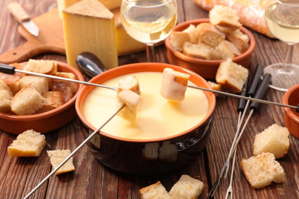 Món ăn kèm với fondue phô mai phổ biến nhất là bánh mì baguette được cắt miếng vừa ăn