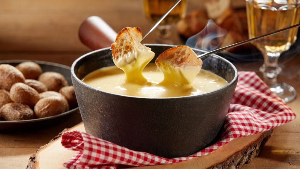 Review fondue phô mai: trải nghiệm ẩm thực Thụy Sĩ tại nhà