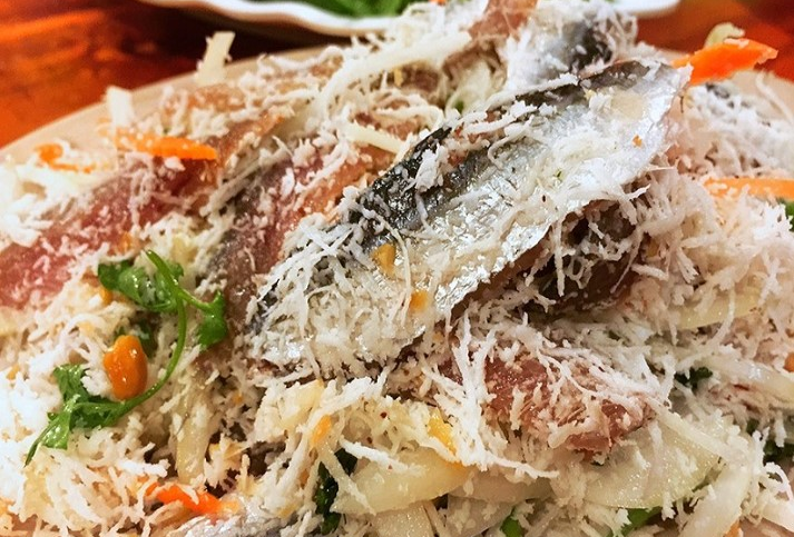 Review gỏi cá trích Phú Quốc: Đặc sản trứ danh đảo ngọc 4 Dừa nạo là thành phần quan trọng đình hình hương vị của món gỏi cá trích Phú Quốc