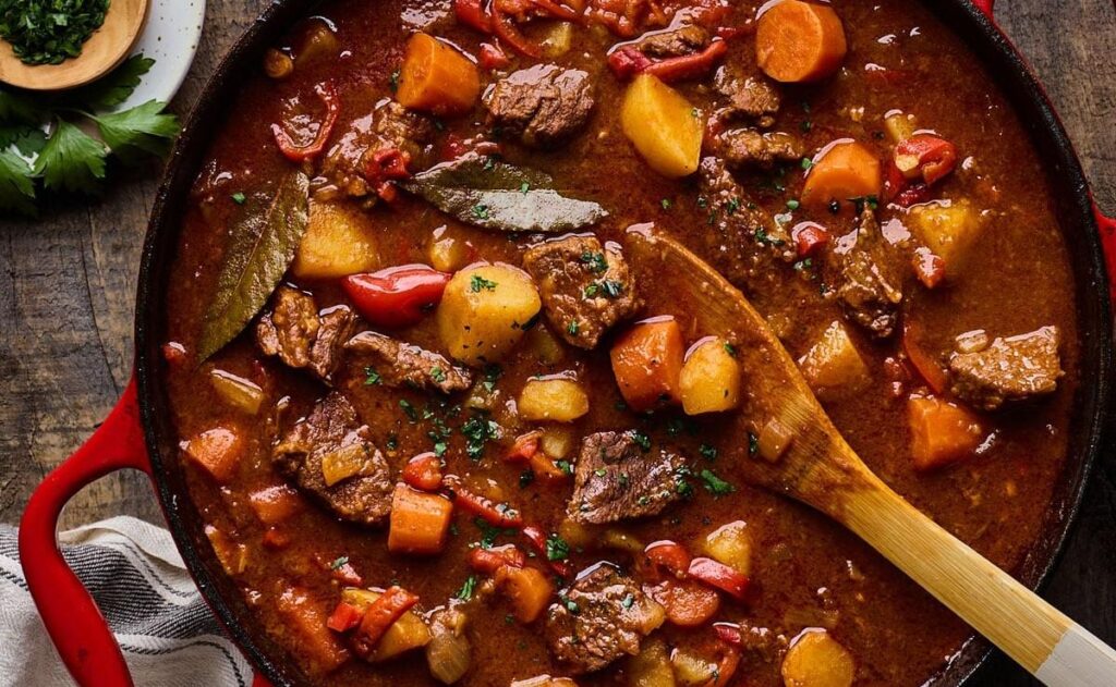 Review goulash: súp hầm bò Hungary đậm vị ít nơi phục vụ 3 Linh hồn của goulash là bột paprika – loại gia vị được làm từ ớt đỏ Hungary