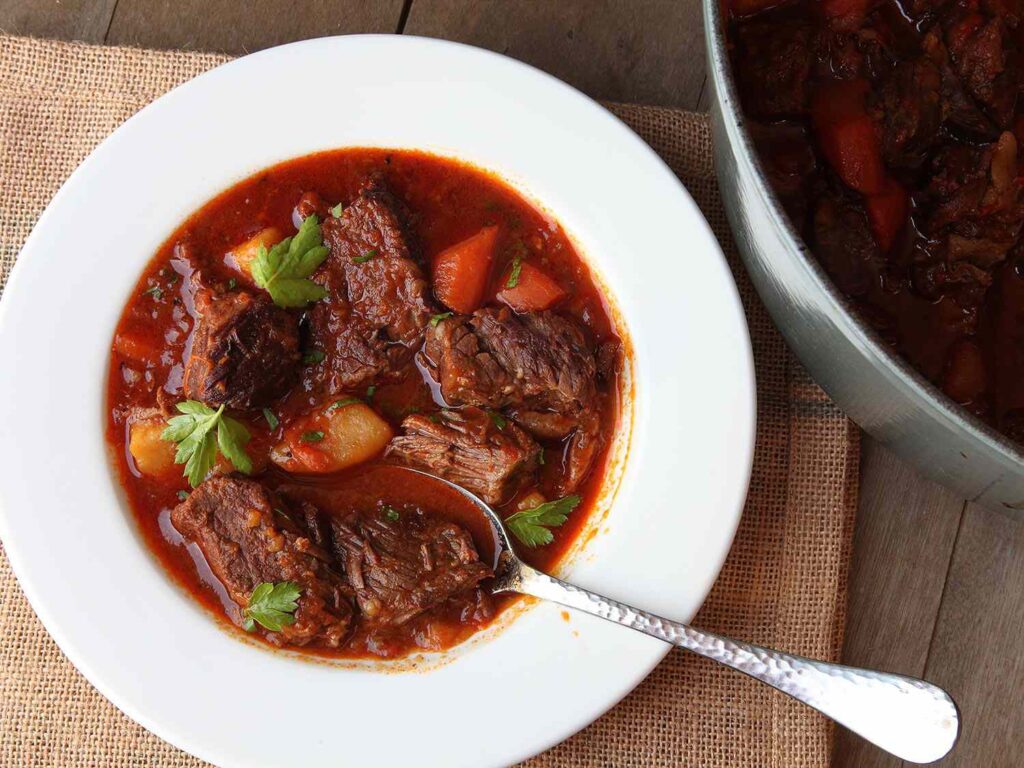 Review goulash: súp hầm bò Hungary đậm vị ít nơi phục vụ 2 Goulash Hungary là món súp hầm thịt bò cùng khoai tây, cà rốt và các loại rau củ