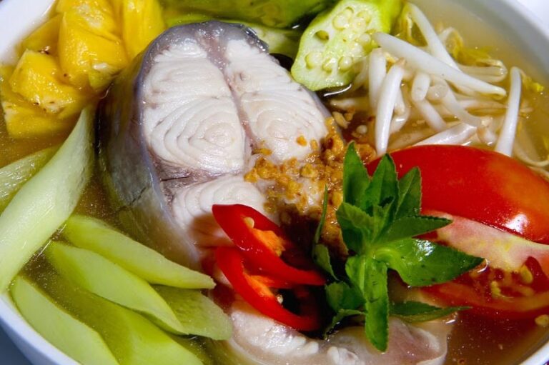 Hướng dẫn cách nấu canh chua cá lăng chuẩn vị miền Tây