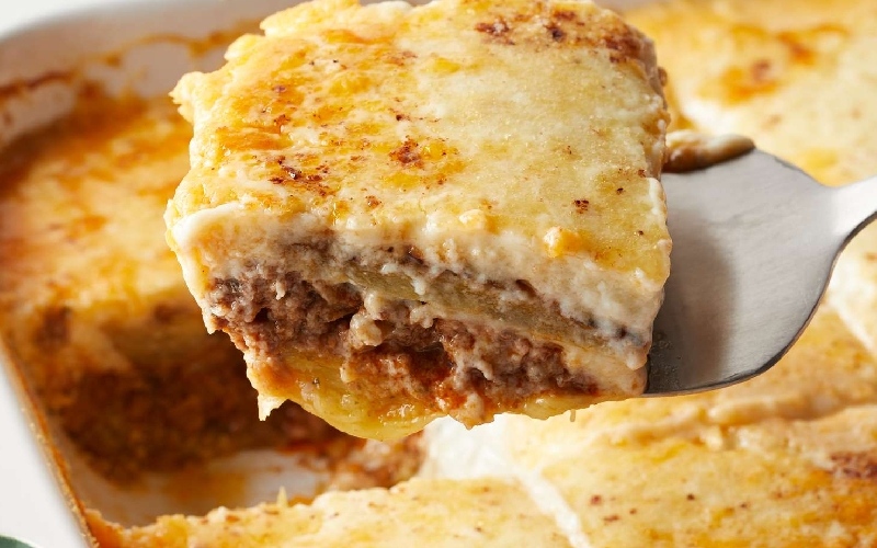 Review moussaka: món cà tím nướng phô mai Hy Lạp lạ miệng 4 Linh hồn của moussaka là lớp sốt bechamel phủ trên cùng