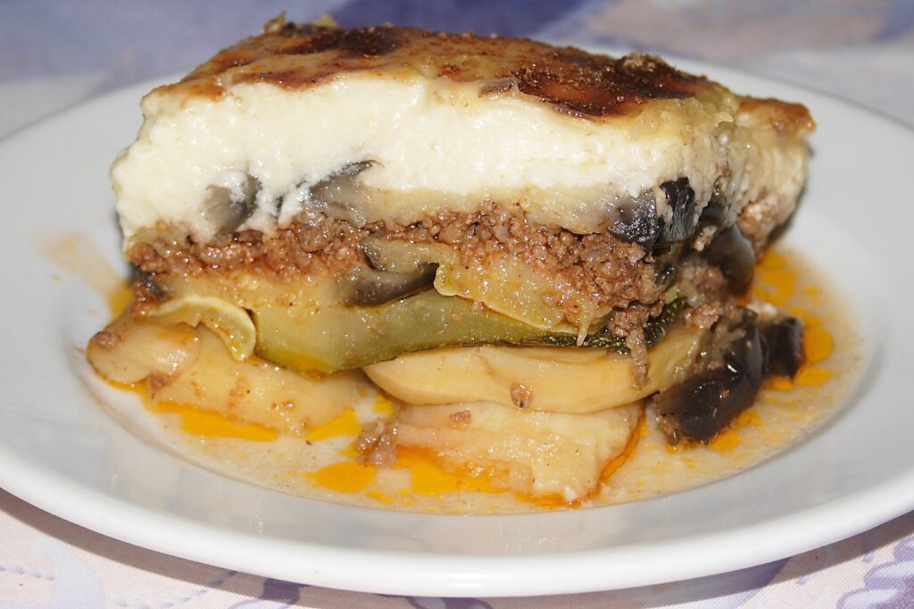 Review moussaka: món cà tím nướng phô mai Hy Lạp lạ miệng 3 Moussaka sử dụng cà tím thái lát nướng hoặc chiên sơ xếp xen kẽ giữa các lớp nhân