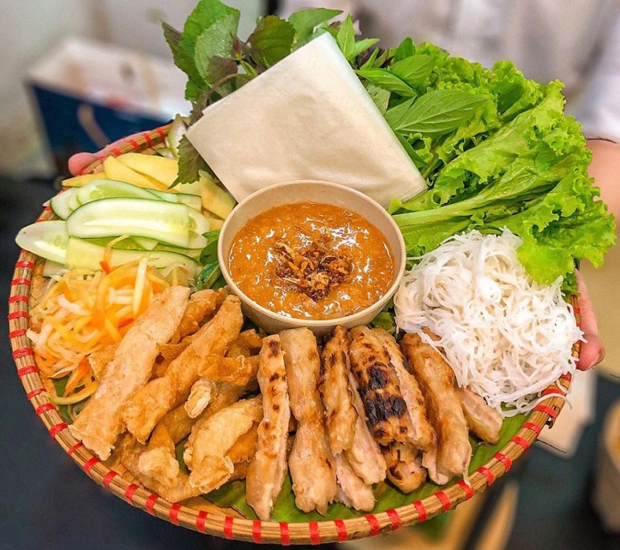 Review nem nướng Ninh Hòa: Đặc sản Khánh Hòa trứ danh 2 Nem nướng Ninh Hòa là món ăn được làm từ thịt heo tươi xay nhuyễn, xiên que và nướng chín trên bếp than hồng